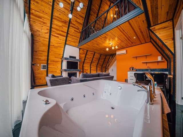 Jakuzili Superior Bahçe Bungalovu (Termal Sulu)