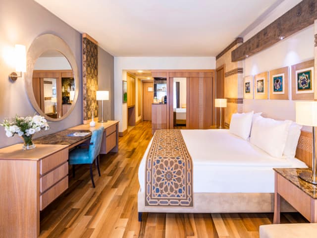 Suite, 1 King Bed, Golf View