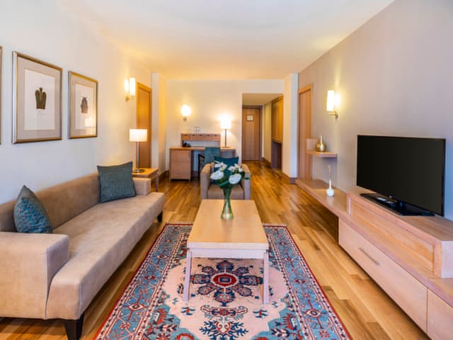 Suite, 1 King Bed, Golf View