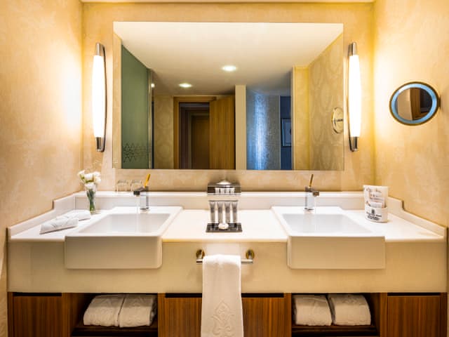 Suite, 1 King Bed, Sea View