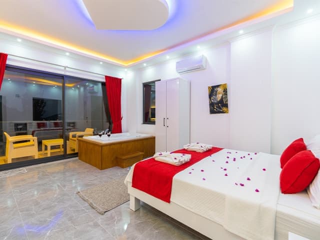 Havuzlu 2 yatak odalı Villa