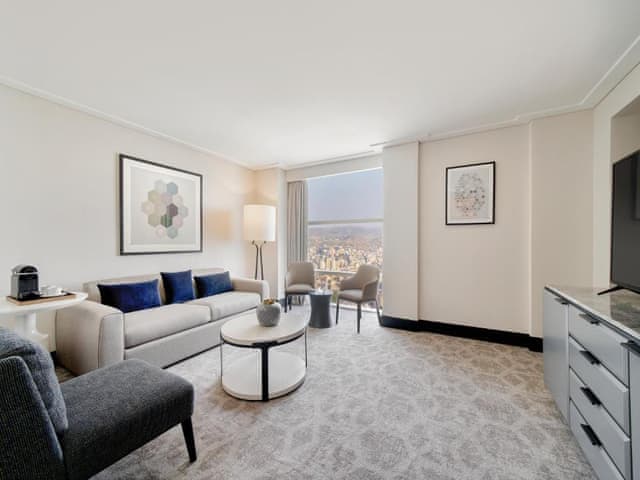 Junior Süit Şehir Manzaralı