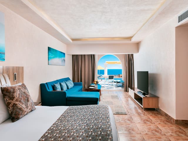 Executive Swim Up Room