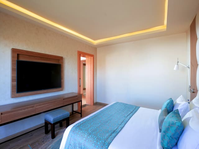 Jacuzzi Suite with Sea and Pool View