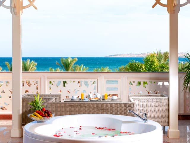 Jacuzzi Suite with Sea and Pool View