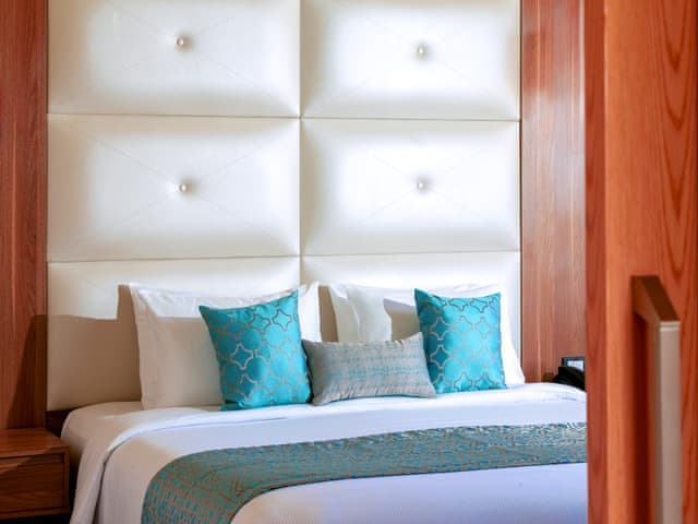 Jacuzzi Suite with Sea and Pool View