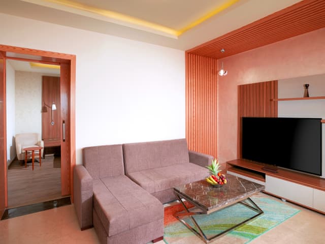 Jacuzzi Suite with Sea and Pool View