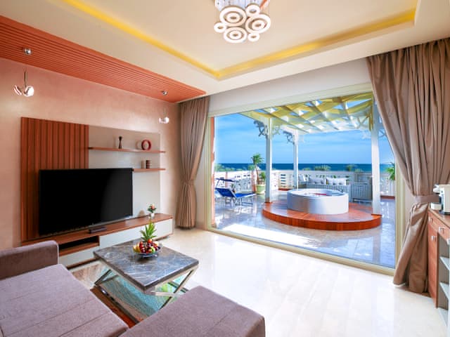 Jacuzzi Suite with Sea and Pool View