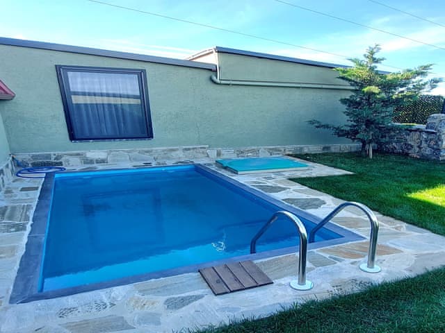 Select Bungalow Isıtmalı Havuzlu