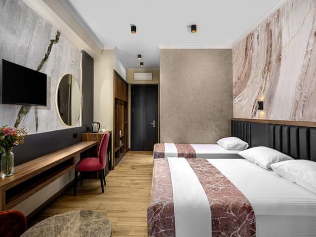 Havuz Manzaralı Oda