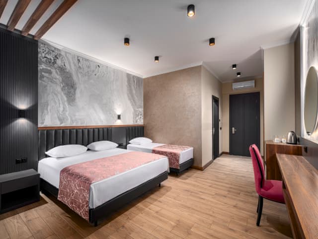 Büyük Oda (Havuz manzaralı)