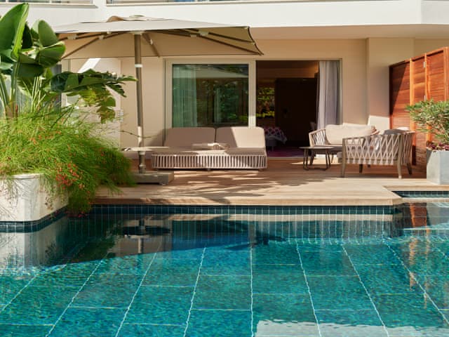 Delüks Aile Süiti Havuz Erişimli