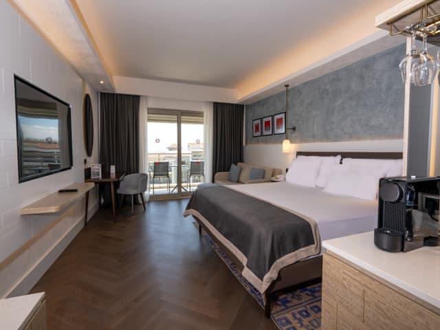 Delüks Oda Yan Deniz Manzaralı & Havuz Manzaralı