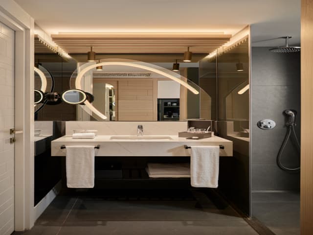 Köşe Süit Jakuzi & Deniz Manzaralı