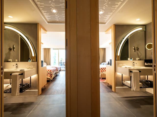 Delüks Aile Süiti Havuz Erişimli