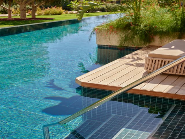 Delüks Aile Süiti Havuz Erişimli