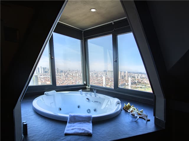 Corner Suite with City view