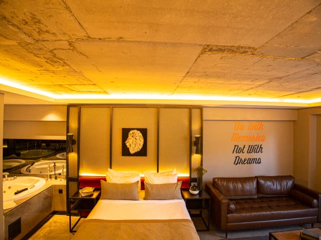 Jacuzzi Suite with Garden