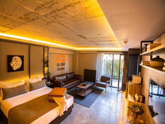 Jacuzzi Suite with Garden