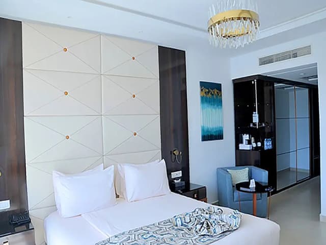 Deluxe Pool OR Side Sea