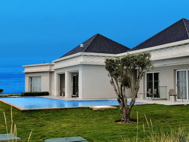 Sea Front with relaxing pool