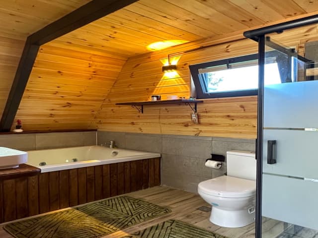 2-MONİ - BOUTIQUE BUNGALOW WITH JACUZZI AND GARDEN