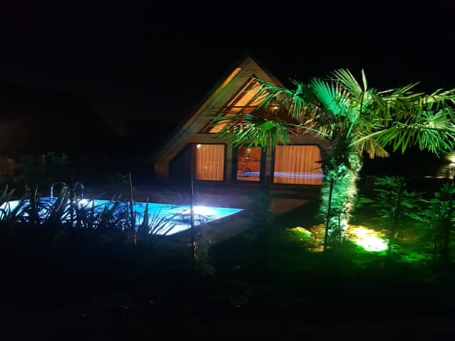 3-LUX BUNGALOW WITH HEATED POOL, LARGE GARDEN