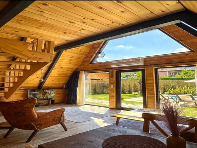 3-LUX BUNGALOW WITH HEATED POOL, LARGE GARDEN