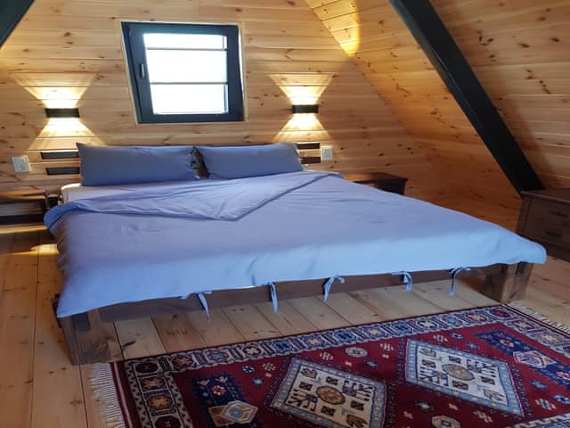 3-LUX BUNGALOW WITH HEATED POOL, LARGE GARDEN