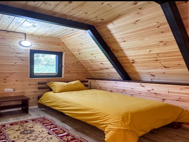 3-LUX BUNGALOW WITH HEATED POOL, LARGE GARDEN