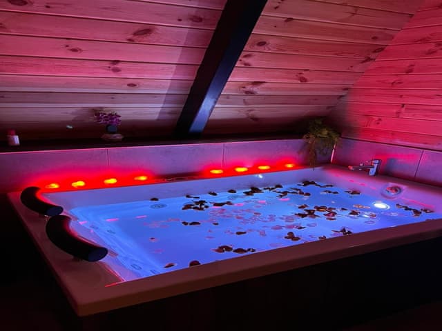 3-LUX BUNGALOW WITH HEATED POOL, LARGE GARDEN