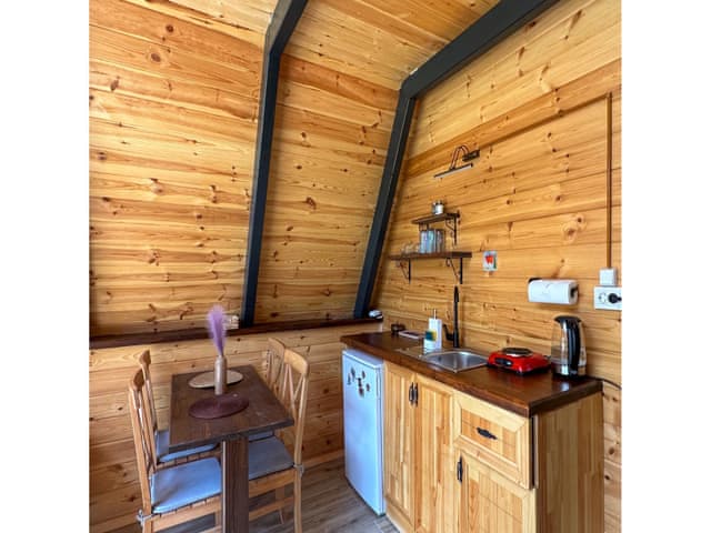 4-LUX BUNGALOW WITH HEATED POOL, LARGE GARDEN