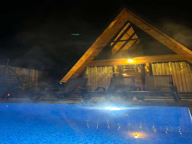 4-LUX BUNGALOW WITH HEATED POOL, LARGE GARDEN