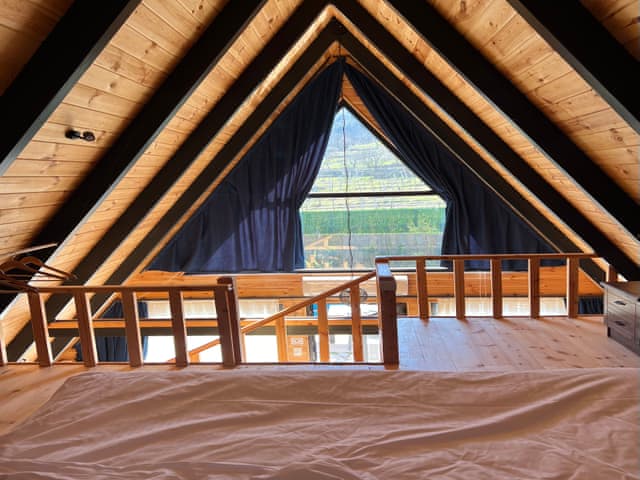 4-LUX BUNGALOW WITH HEATED POOL, LARGE GARDEN