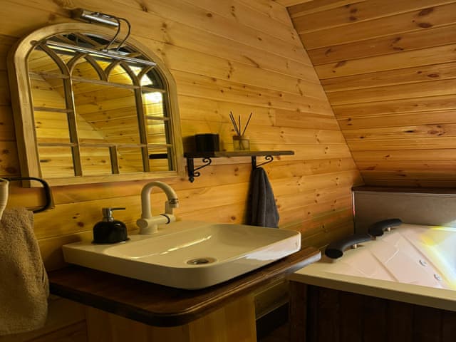 4-LUX BUNGALOW WITH HEATED POOL, LARGE GARDEN