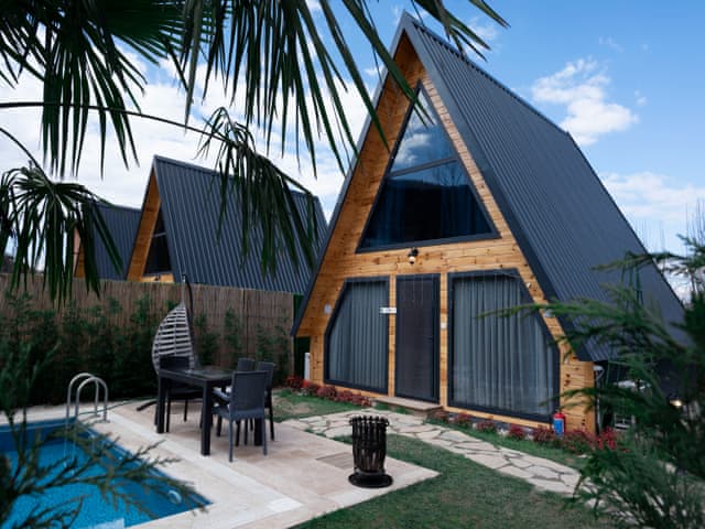 3-LUX BUNGALOW WITH HEATED POOL, LARGE GARDEN