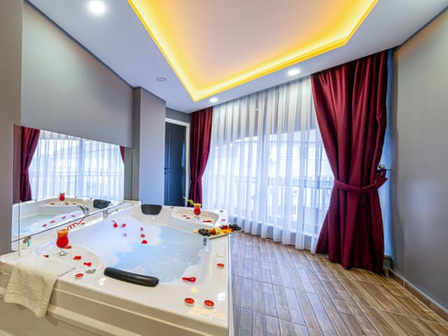 Jakuzili Delüks Oda