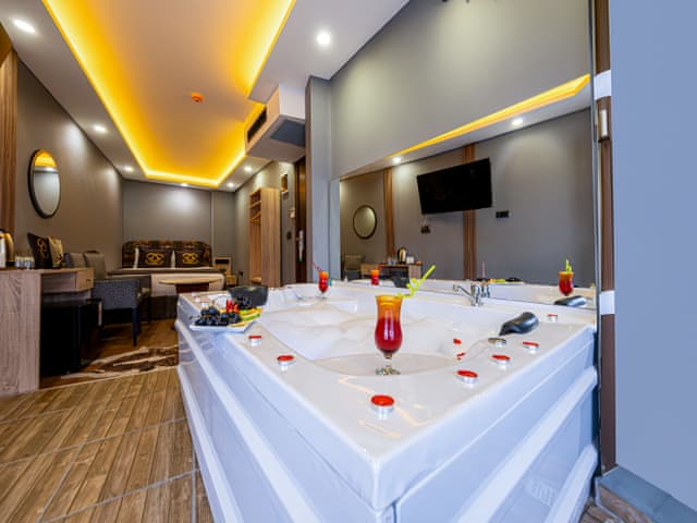 Jakuzili Delüks Oda