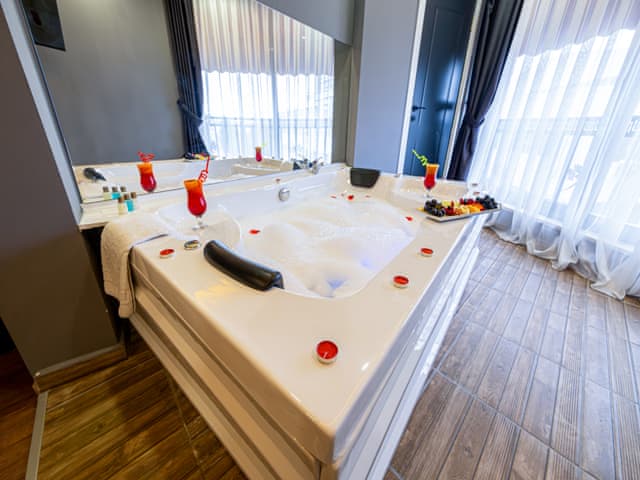 Jakuzili Delüks Oda