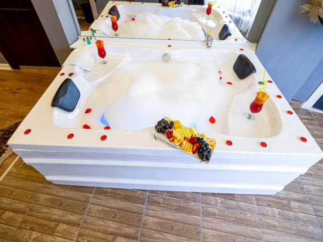 Jakuzili Delüks Oda