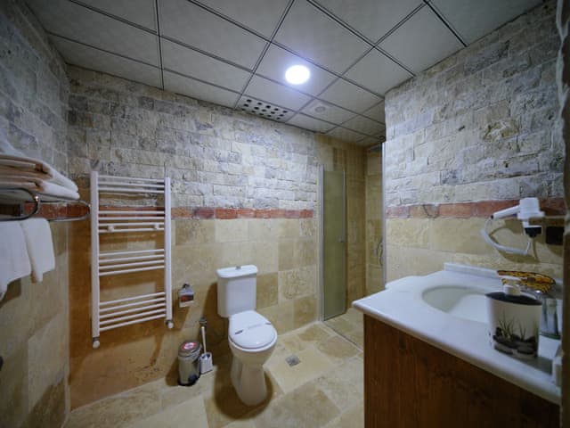 Ekonomik Çift Kişilik Taş Oda (Avlu kat)