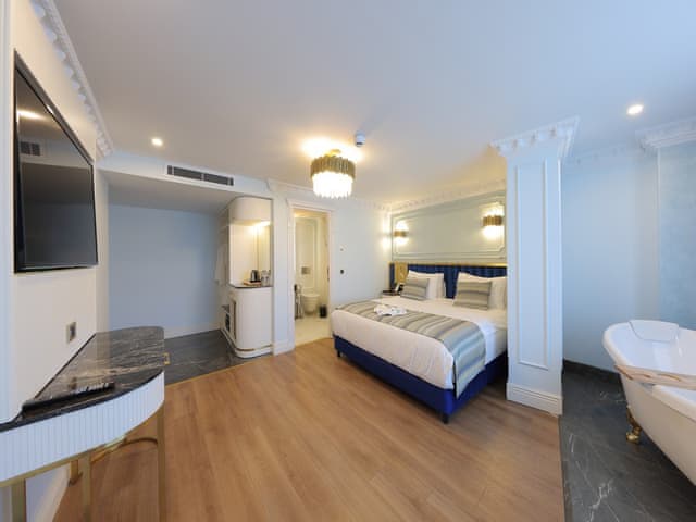 Executive Room Bosphorus View, Bathtub