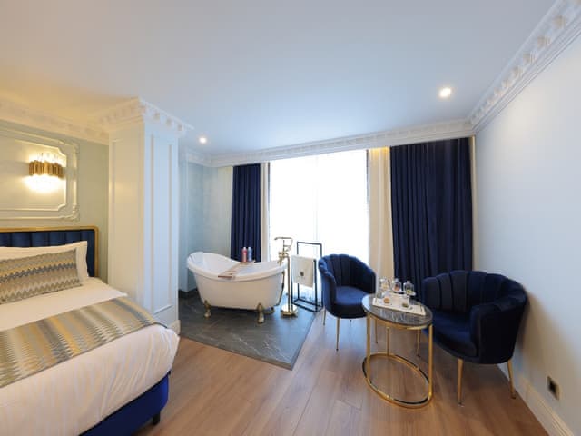 Executive Room Bosphorus View, Bathtub