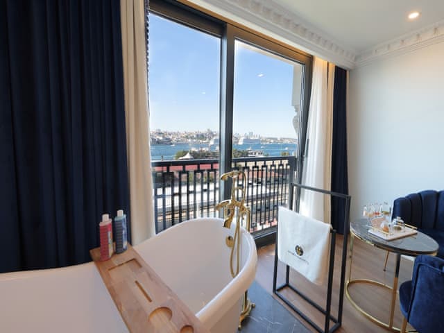 Executive Room Bosphorus View, Bathtub