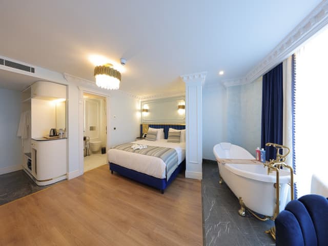 Executive Room Bosphorus View, Bathtub