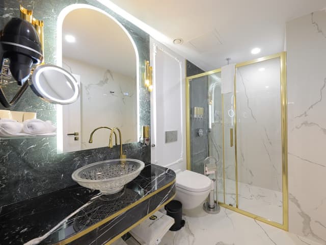 Golden Horn Bosphorus Suite, Bathtub