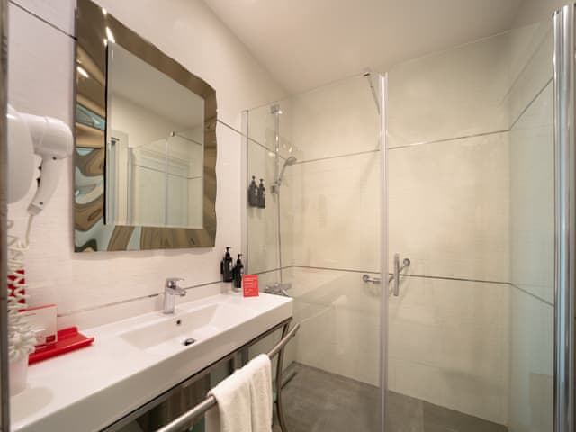 Deluxe Twin Room (Partial Sea view)