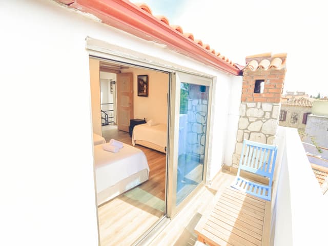 Üç Kişilik Balkonlu