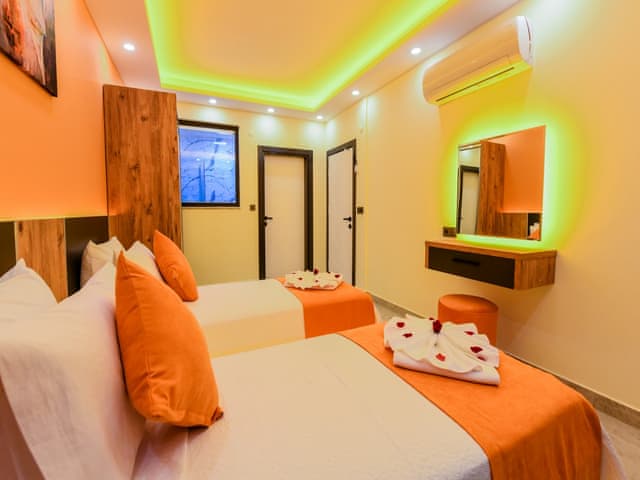 Havuzlu 2 yatak odalı Villa