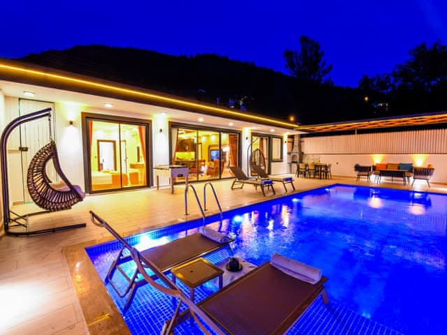 Havuzlu 2 yatak odalı Villa